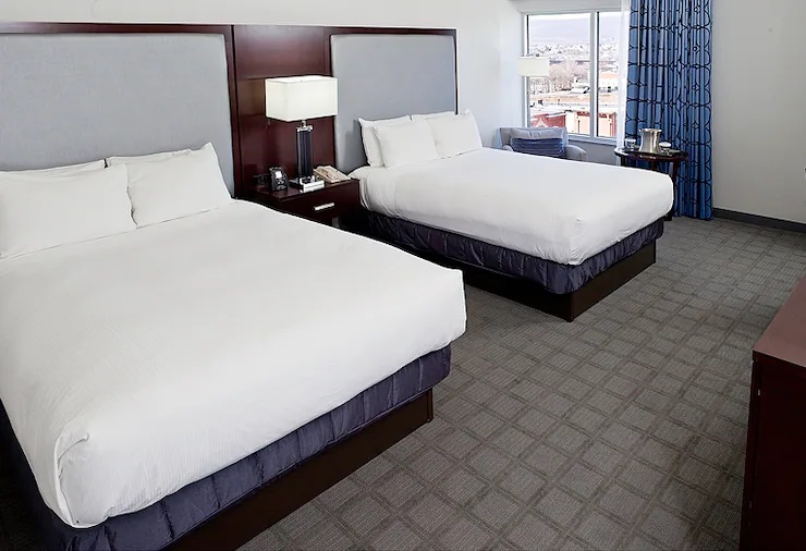 1 Bedroom Suite, 1 King, Mountain view, Balcony